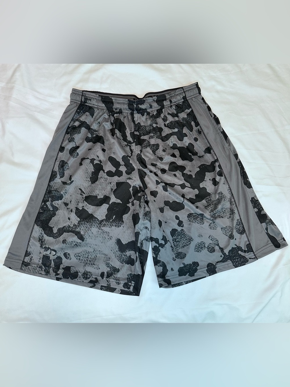 Under Armour HeatGear Loose Fit Athletic Shorts – Men’s Large Gray Camo